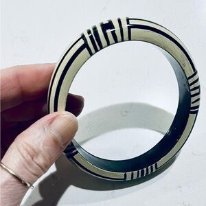 VINTAGE BLACK & IVORY WOODEN STATEMENT BANGLE BRACELET RETRO, EUC
